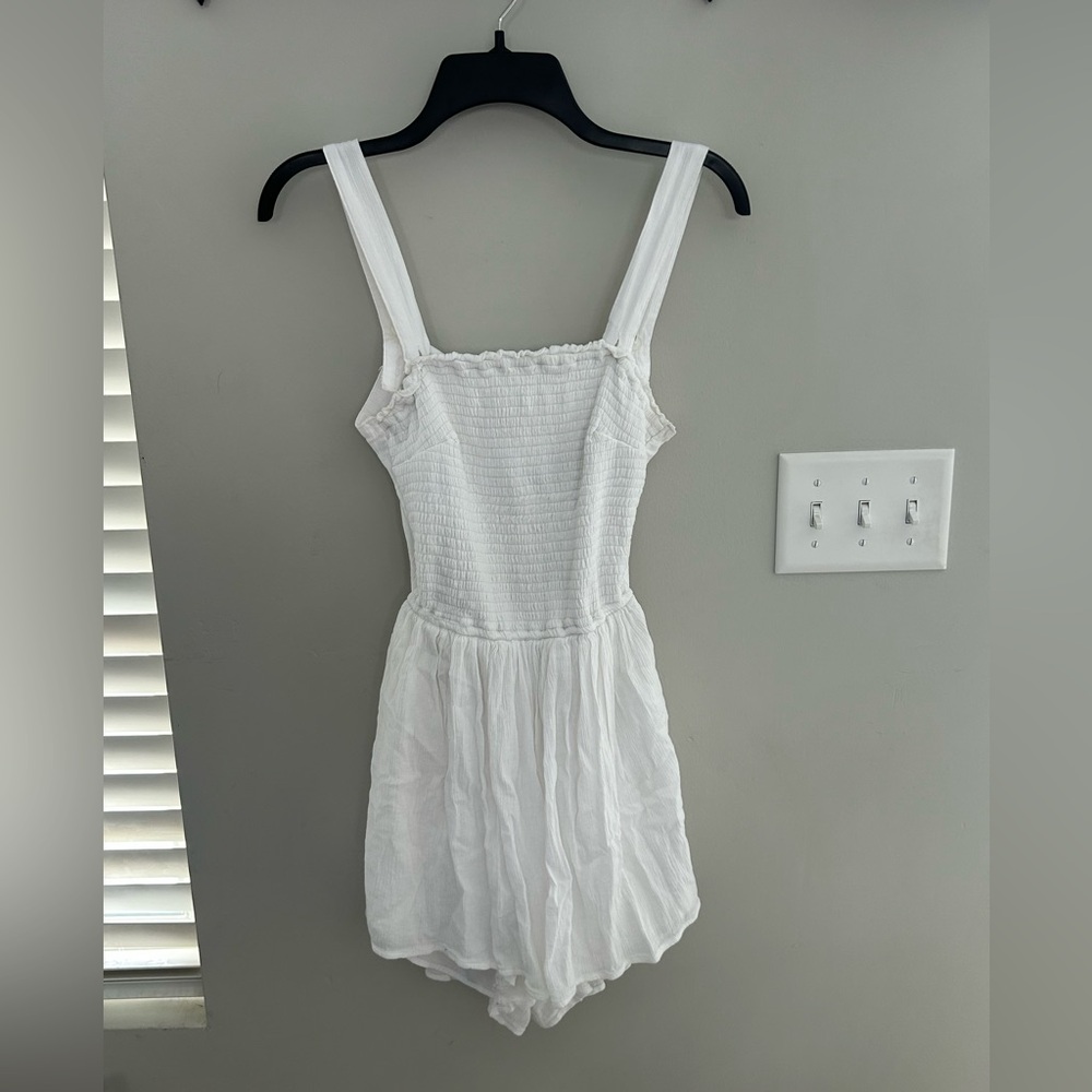 ***SOLD ON ANOTHER PLATFORM*** 
Hollister White Smocked Romper